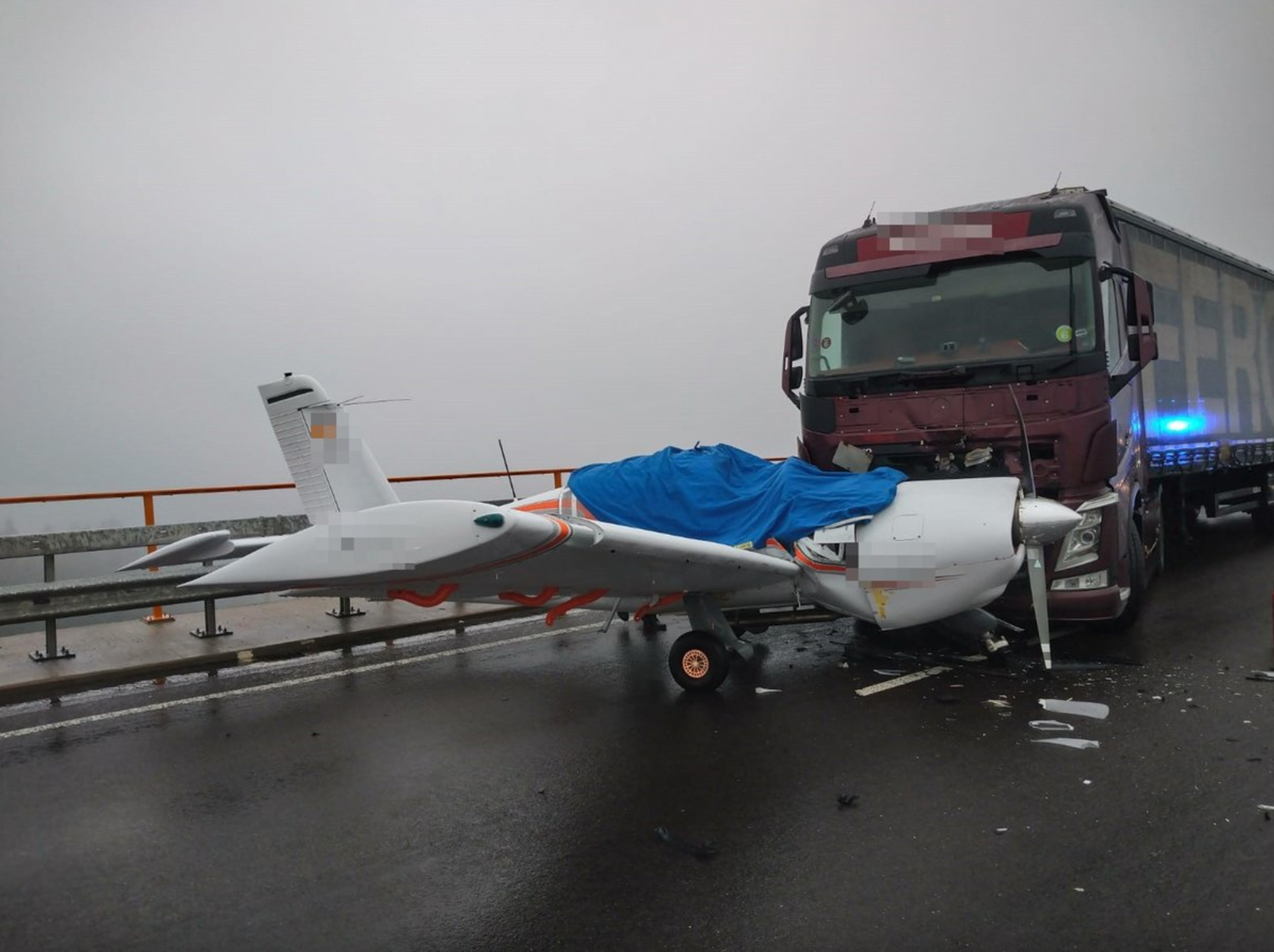 Un avion atterrit sur un viaduc et provoque un accident